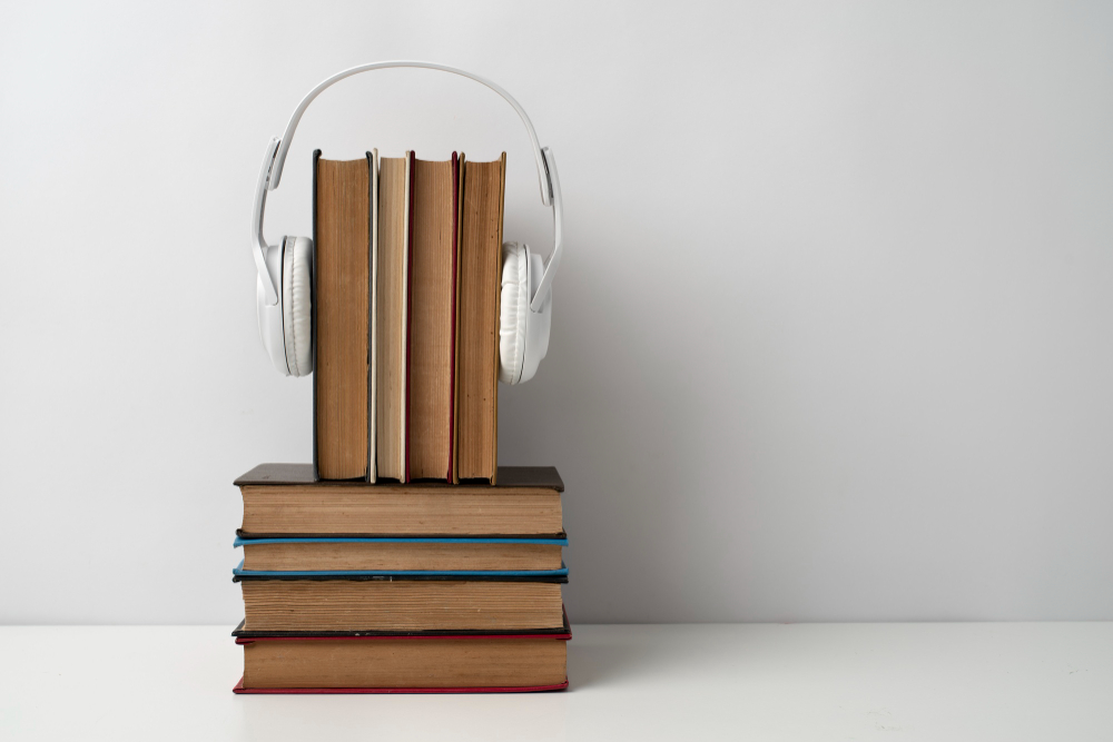 Books stack - Image from www.freepik.es/foto-gratis/pila-libros-auriculares_32879570.htm#from_view=detail_serie